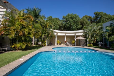 1 min to beach, spacious with big pool House in Nuevo Vallarta