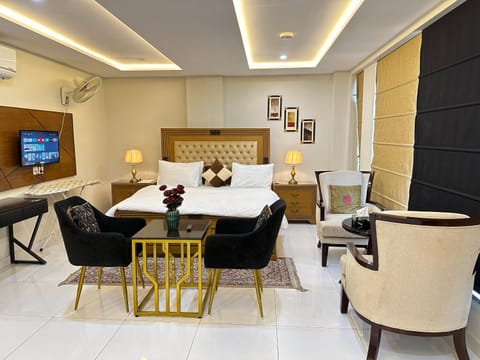 TV and multimedia, Seating area, Dining area, Bedroom