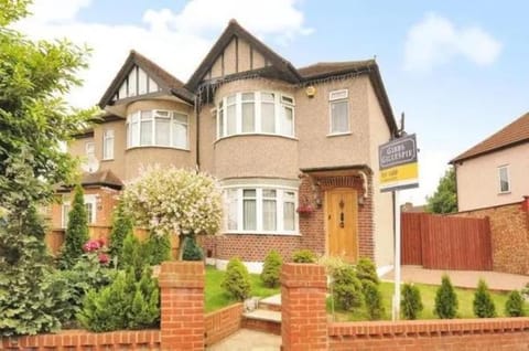 TJ Homes - One double bed room with garden view - Next to tube station Condo in Pinner