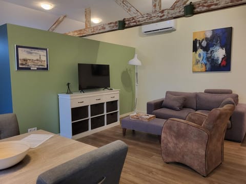 TV and multimedia, Living room, Seating area, air conditioner