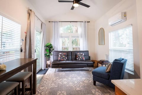 Living room, Seating area, Dining area, air conditioner