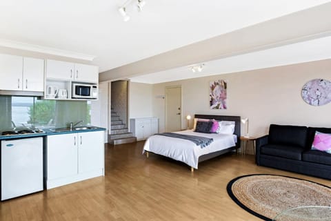 Bed, Kitchen or kitchenette, Living room, Photo of the whole room, Seating area, Bedroom, dishwasher, minibar, pet friendly, stove