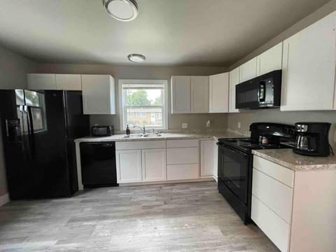 Quaint new renovation perfect for your large group Casa in Billings