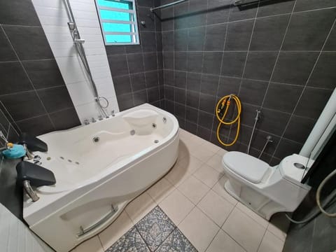 HOMESTAY EPOH MANJOI WITH PRIVATE POOL AND JACUZZI Haus in Ipoh