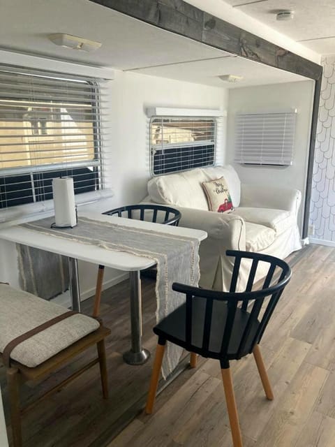 Comfy stay in private 2beds, 1bath kitchen RV Campeggio /
resort per camper in Escondido Village