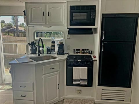 Comfy stay in private 2beds, 1bath kitchen RV Camping /
Complejo de autocaravanas in Escondido Village