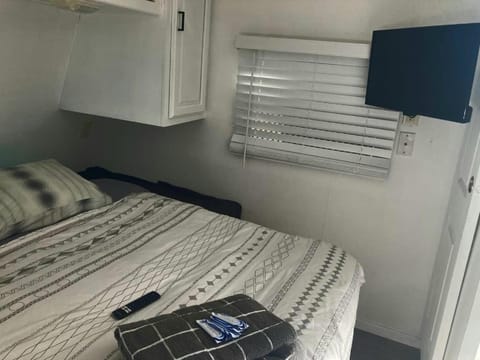 Comfy stay in private 2beds, 1bath kitchen RV Camping /
Complejo de autocaravanas in Escondido Village