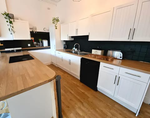 Central Large 2 Bed, 2 Bath Apt, Parking, Huge Garden, SKY TV, Wifi, Direct Booking Option Eigentumswohnung in Exeter