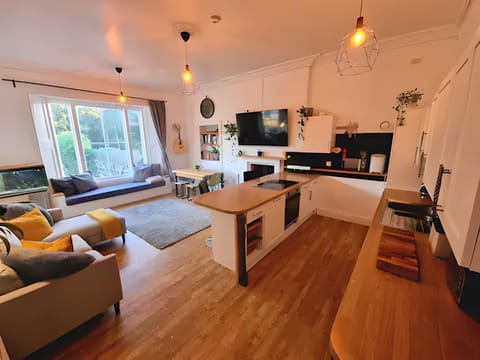 Central Large 2 Bed, 2 Bath Apt, Parking, Huge Garden, SKY TV, Wifi, Direct Booking Option Eigentumswohnung in Exeter