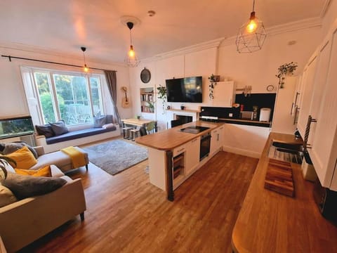 Central Large 2 Bed, 2 Bath Apt, Parking, Huge Garden, SKY TV, Wifi, Direct Booking Option Condo in Exeter