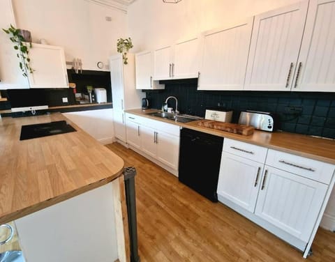 Central Large 2 Bed, 2 Bath Apt, Parking, Huge Garden, SKY TV, Wifi, Direct Booking Option Condo in Exeter