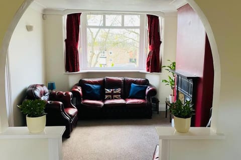 3 BR Property in Prestwich 15 mins from Manchester City Centre Garden Free parking Superfast WIFI Netflix House in Prestwich