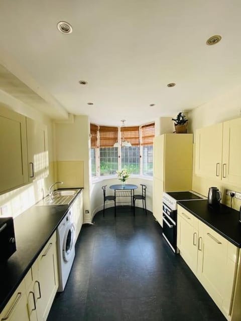 3 BR Property in Prestwich 15 mins from Manchester City Centre Garden Free parking Superfast WIFI Netflix House in Prestwich