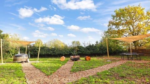 Luxury Dome with Private Wood-Fired Hot Tub Luxury tent in Oxford