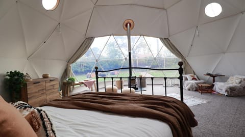 Luxury Dome with Private Wood-Fired Hot Tub Luxury tent in Oxford