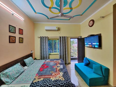 Communal lounge/ TV room, Bed, TV and multimedia, Living room, Photo of the whole room, Seating area, Bedroom, air conditioner