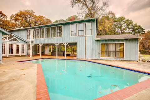 Secluded Magnolia Cottage with Pool! House in The Woodlands