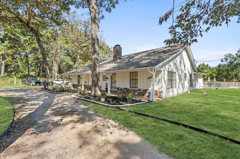 Private Pool Spacious and Secluded Magnolia Cottage House in The Woodlands