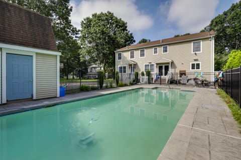 Charming Seekonk Home with Pool Access! Casa in East Providence