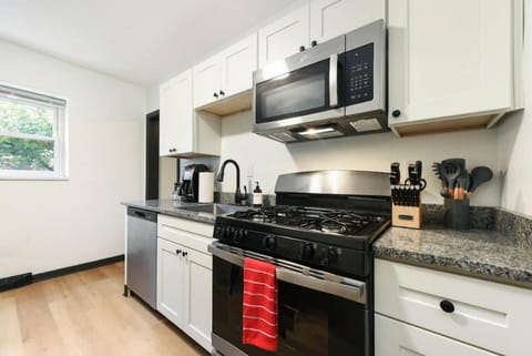 HostWise Stays - Pet Friendly Butler St Apt, Ground Floor with Private Entrance Copropriété in Pittsburgh