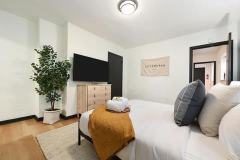 HostWise Stays - Pet Friendly Butler St Apt, Ground Floor with Private Entrance Condo in Pittsburgh