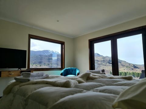 Bed, Natural landscape, TV and multimedia, Evening entertainment, Bedroom, Mountain view