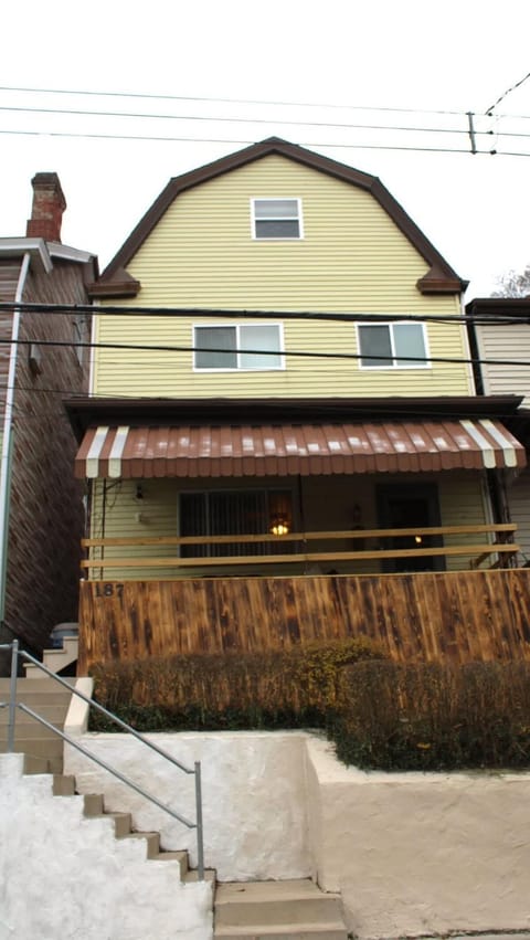 Massive 4 Bed House-Short Walk to Amazing View Apartment in Pittsburgh