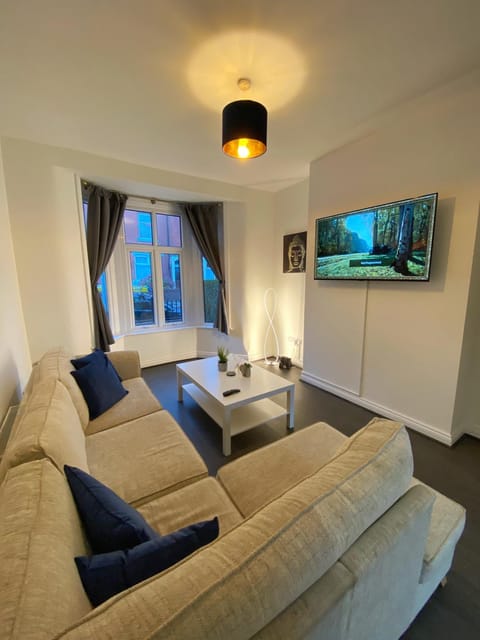 TV and multimedia, Living room, Seating area, Evening entertainment