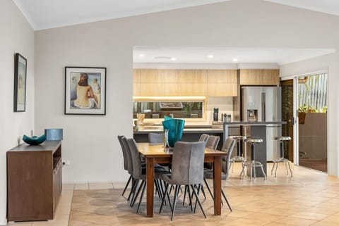 Teal Private Family Oasis Apartment in Buderim