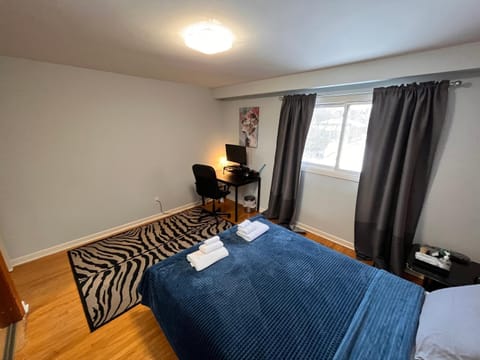 Spacious private room near Finch station Casa vacanze in Toronto