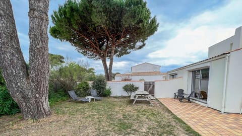 Property building, Patio, Garden view, sunbed