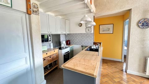 Kitchen or kitchenette, Dining area, dishwasher, minibar, pet friendly, stove