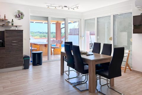 Kitchen or kitchenette, Seating area