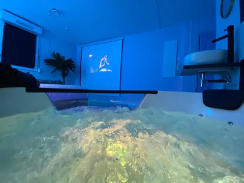Hot Tub, TV and multimedia