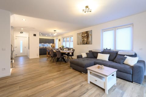 Kitchen or kitchenette, Living room, Seating area, Dining area