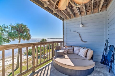 Cedar Key Condo with Balcony and Gulf Views! Apartamento in Cedar Key