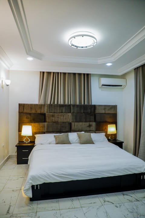 Luxury 3 Bedroom In Banana Island with Pool and Gym Condo in Lagos