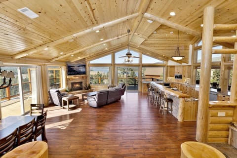 2206-Golden Oak Log Cabin home Haus in Big Bear