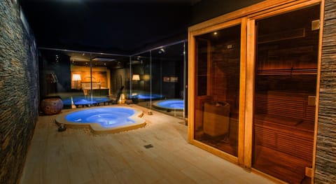 Night, Sauna, Spa and wellness centre/facilities