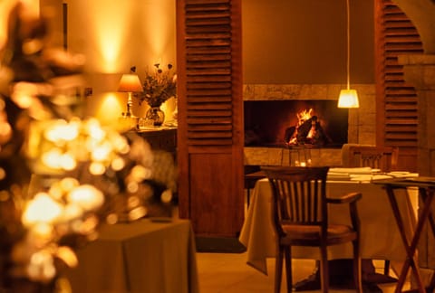 Restaurant/places to eat, Seating area, Dining area, fireplace