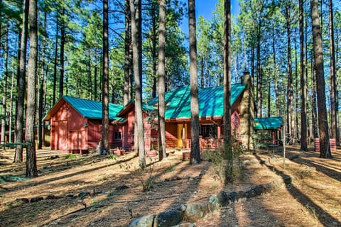 Modern Pinetop Cabin with Patio and Fire Pit! Casa in Pinetop-Lakeside