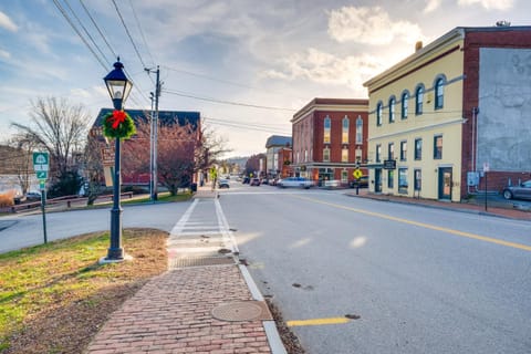 Downtown Hallowell Retreat with Water Views! Apartamento in Augusta