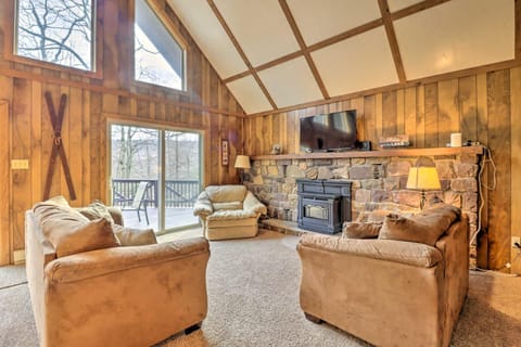 Lake Harmony Home with Game Room and Fire Pit! Casa in Hickory Run State Park