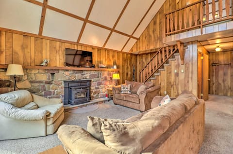 Lake Harmony Home with Game Room and Fire Pit! Casa in Hickory Run State Park
