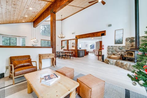 Updated Tahoe Donner Cabin with Golf Course Views! Maison in Truckee