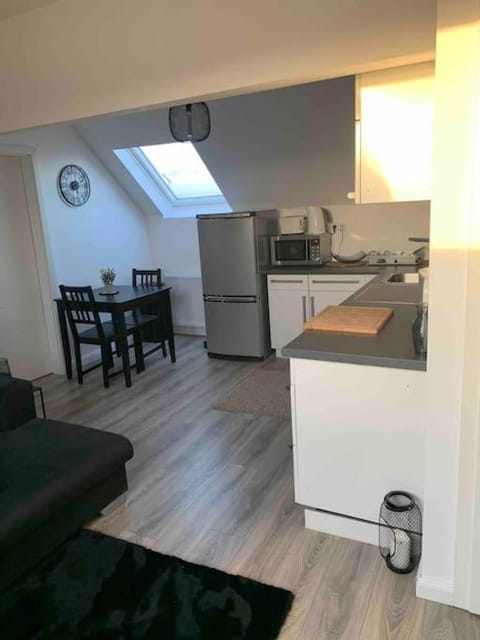 Kitchen or kitchenette, Dining area, minibar, pet friendly