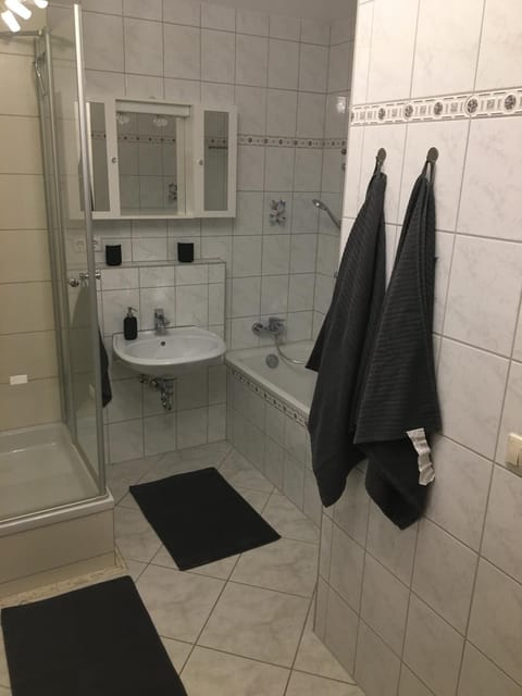 Shower, Bathroom, Bath, towels