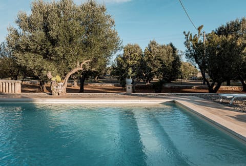 VILLA OSTUNI ONE mit Pool, Gästehaus & Glamping Villa in Province of Taranto