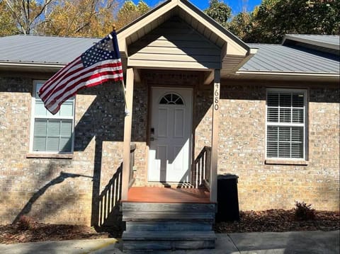 Comfy King Bed Townhouse with Outdoor Sitting Area Copropriété in Guntersville Lake