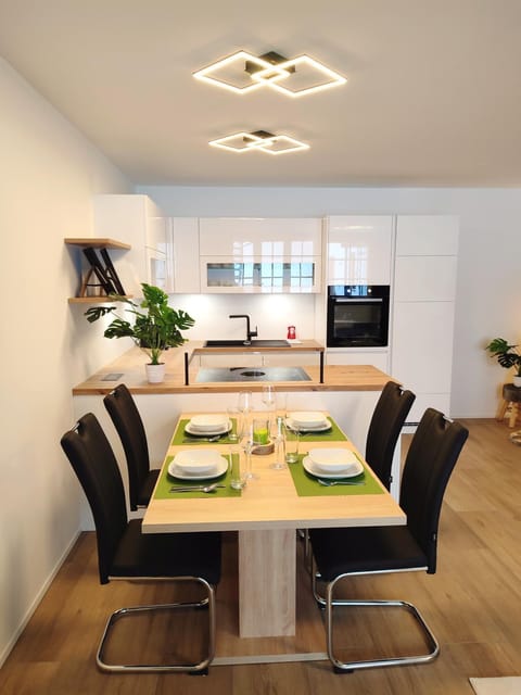 Kitchen or kitchenette, Dining area